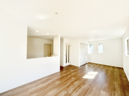 ���r���O�@������B�������`Living�`�@�����ɂ݂͂�Ȃ��W���A�H���Ɗy������b���n�܂�B�b�ɖ����ɂȂ肷���āA��������Y��锼�߂��ɂȂ��Ă��܂��B����ȑ��̊Ԃ̍K�������������Ă����ꏊ�ł��肽���B