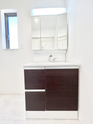 ���ʑ�E���ʏ��@������B�������`Dressing Room�`�@�\���ȑ傫���̐��ʑ�͎��[�����鎖�Ȃ���A�g�����Ȃ݃`�F�b�N�⎕�����ȂǁA���̍Q�����������Ԃł��z�e�����C�N�ȃX�y�[�X�ŗ]�T�Ƃ�Ƃ�������Ē����܂��B