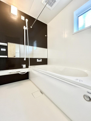 �����@�����`Bath Room�`�@�������������͋C�̗����Ŗ����Ɍ����ă��t���b�V���B���������@�\���t���Ă���̂ŗׂ̐���@�u����Ő􂢏オ�������󕨂��A�J�̓����V�C���C�ɂ������������邱�Ƃ��\�ł��B