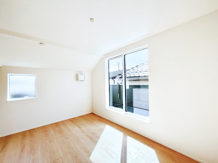 ���̑����ρ@�����`Bed Room�`�@�؂̉����肪�₳�����t���[�����O�͈��炬�������炷�v���C�x�[�g��ԁB����߂̃t���[�����O�ł��̂ŁA�ǎ��Ƃ��}�b�`���A���������X�ɍL�������Ă������ʂ��B