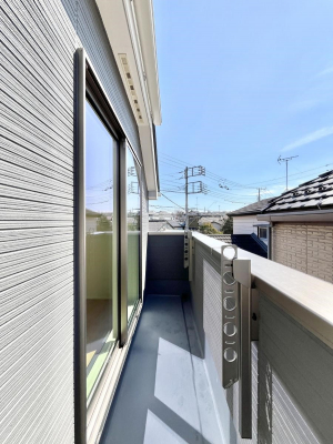 �o���R�j�[�@�����`Balcony�`�@������̃o���R�j�[�̑O�ɂ͉_�ȊO�ɑ��z���Ղ���̂�����܂���B�����󕨂������₷���A����薾�邭�C�����̂������������Ă��܂��B�g���₷���J���I�ȃo���R�j�[�ł���