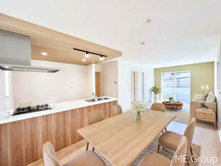 ���r���O�@�����`Living�`�@�Ƒ��̉�b��Ί炪�s���������r���O�ł��B�q���������Ă�p�����Ȃ���A�傫�ȃ\�t�@��_�C�j���O�e�[�u���ł������H���������肭�났�����􂻂�Ȗ������������Ԃł��I���Ƌ��CG�ł�