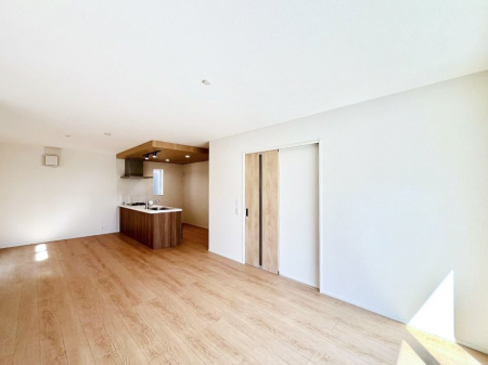 ���r���O�@�����`Living�`�@�O���̗��Ȃ��V���v���ł�������LDK�B�傫�ȑ�������������������ނ̂Ŏ��������邭�A�Ƒ��̌e���̏�Ƃ��ăs�b�^���ł��B�J�����Ɠ�������̗ǂ��𐥔񂲗����������I