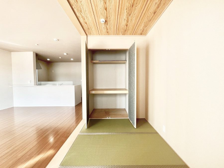 ���̑����ρ@���r���O�Ɨׂ荇���Ă���a���B�ق��ƈꑧ�ł���a�̋�Ԃ��Y�ꂸ�ɁB 