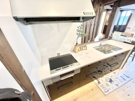 �L�b�`���@��������H��̌�Еt�����X���[�Y�ɁI�J�b�v�{�[�h�ݒu�ς݂̃L�b�`���X�y�[�X�B