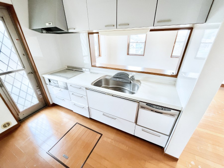 �L�b�`���@������̂��閾�邢�L�b�`���B���C�ɂ��𗧂��܂��B 