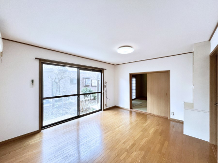 ���r���O�@���邢�z���������A�����̕��͋C�ɖ�������郊�r���O�E�_�C�j���O�B  