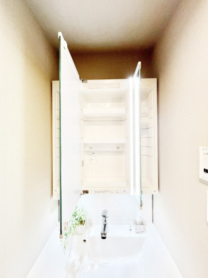 ���̑����ρ@�O�ʋ��̗��ɁA���ϕi��q���p�i�Ȃǂ����[�\�B���ʑ����������ƕۂ��܂��I