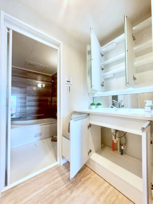 ���̑����ρ@�O�ʋ��̗��ɁA���ϕi��q���p�i�Ȃǂ����[�\�B���ʑ����������ƕۂ��܂��I