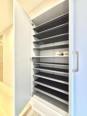 ���̑����ρ@�����Ղ���[�ł���V���[�Y�{�b�N�X�ŉƑ��S���̌C���A���ւ�������B  