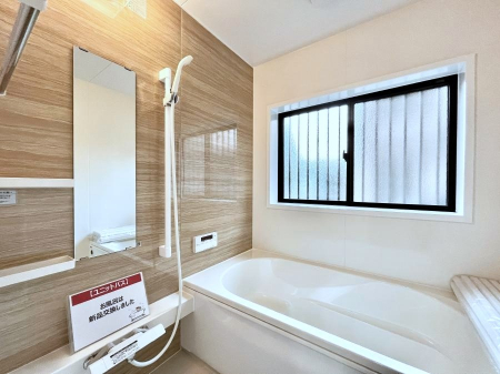 �����@�����`Bath Room�`�@�������Ƒ���L�΂��ē������邱�Ƃ��\�I����̔�������M�d�ȃo�X�^�C���ł��B���q�l�Ƃ��ꏏ�ł��\���ȍL���Ȃ̂ŁA���r���O�Ƃ͈�����Ƒ��c�R�̂ЂƎ������y���݂��������܂��B