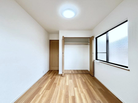 �Q���@�����`Bed Room�`  �S�����ɂ͎��[�N���[�[�b�g�������I���i�g���̂��m���⏬���͂������A�G�ߕ��̂��m���Ȃǂ���������Ɛ������ڂ����܂������܂��B  ������Ԃ��L���g�p�ł��܂��ˁB