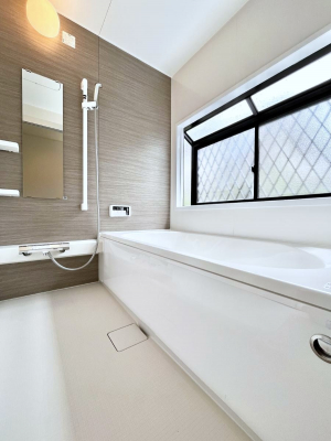 �����@�����`Bath Room�`�@�������Ƒ���L�΂��ē������邱�Ƃ��\�I����̔�������M�d�ȃo�X�^�C���ł��B���q�l�Ƃ��ꏏ�ł��\���ȍL���Ȃ̂ŁA���r���O�Ƃ͈�����Ƒ��c�R�̂ЂƎ������y���݂��������܂��B