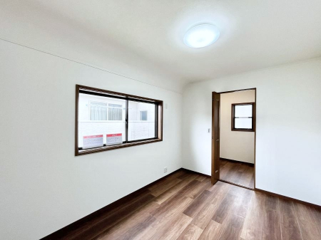 �Q���@�����`Bed Room�`  �S�����ɂ͎��[�N���[�[�b�g�������I���i�g���̂��m���⏬���͂������A�G�ߕ��̂��m���Ȃǂ���������Ɛ������ڂ����܂������܂��B  ������Ԃ��L���g�p�ł��܂��ˁB