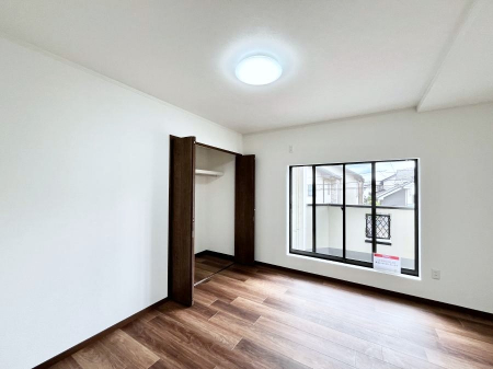 �q�������@�����`Bed Room�`�@�q�������͂��q�l�ɂƂ��đ�Ϗd�Ȗ���������܂��B�q����l�ŉ߂�����Ԃ�^���邱�ƂŁA�h���׋����Ԃ����R�Ƒ����܂����畔���̕Еt����|���Ȃǂ��������ƂɌq����܂��B
