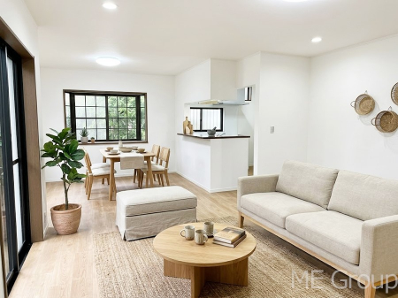 ���r���O�@�Ƒ��̘a�₩�ȉ�b���������Ă������B�J�����̂��郊�r���O�ł��B�@���Ƌ��CG�ł�