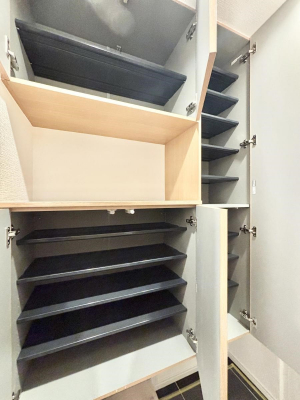 ���̑����ρ@�����Ղ���[�ł���V���[�Y�{�b�N�X�ŉƑ��S���̌C���A���ւ�������B  