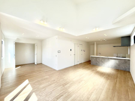 ���̑����ρ@�Ƒ��̏Ί炪���R�Ɛ��܂�Ă���A����ȕ��͋C�̃_�C�j���O�Ɏd�オ���Ă��܂��B