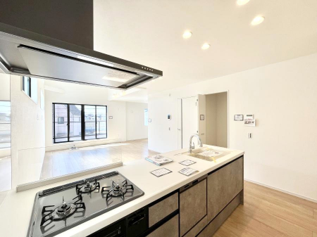 �L�b�`���@���������Ȃ���ł����Ƒ��Ƃ̉�b���y���߂�ΖʃL�b�`��