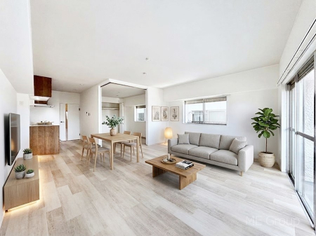 ���r���O�@�Ƒ��̘a�₩�ȉ�b���������Ă������B�J�����̂��郊�r���O�ł��B���Ƌ��CG�ł�  