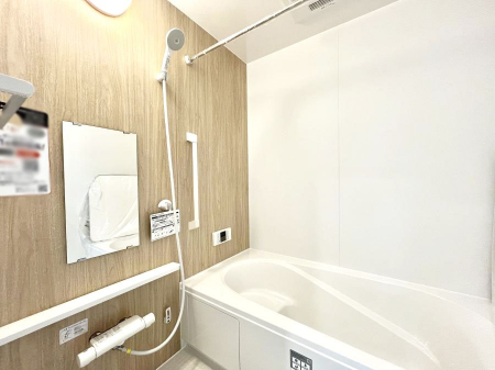 �����@������B�������`Bath Room�`�@����L�΂��ē������邱�Ƃ��\�I����̔�������M�d�ȃo�X�^�C���ł��B���q�l�Ƃ��ꏏ�ł��\���ȍL���Ȃ̂ŁA���r���O�Ƃ͈�����Ƒ��c�R�̂ЂƎ������y���݂��������܂��B