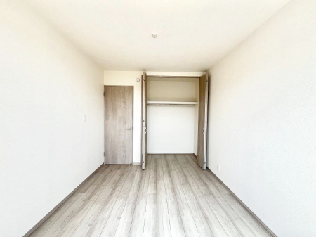 �Q���@������B�������`Bed Room�`  �S�����ɂ͎��[�N���[�[�b�g�������I���i�g���̂��m���⏬���͂������A�G�ߕ��̂��m���Ȃǂ���������Ɛ������ڂ����܂������܂��B  ������Ԃ��L���g�p�ł��܂��ˁB