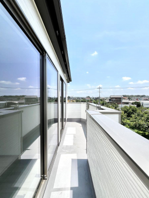 �o���R�j�[�@������B�������`Balcony�`�@������̃o���R�j�[�̑O�ɂ͉_�ȊO�ɑ��z���Ղ���̂�����܂���B�����󕨂������₷���A����薾�邭�C�����̂������������Ă��܂��B�g���₷���J���I�ȃo���R�j�[�ł���