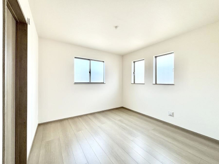 �q�������@������B�������`Bed Room�`�@�q�������͂��q�l�ɂƂ��đ�Ϗd�Ȗ���������܂��B�q����l�ŉ߂�����Ԃ�^���邱�ƂŁA�h���׋����Ԃ����R�Ƒ����܂����畔���̕Еt����|���Ȃǂ��������ƂɌq����܂��B