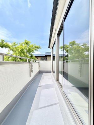 �o���R�j�[�@������B�������`Balcony�`�@�傫�ȋ�Ɉ͂܂ꂽ�C�����̂����ƁB�o���R�j�[��`�������ň��|�I�ȊJ�����ɕ�܂�܂��B�o���R�j�[�͗z���������݂��z�c����󕨂��C�����悭�������Ƃ��ł��܂��B