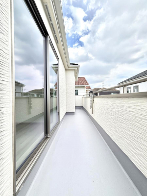 �o���R�j�[�@������A�������`Balcony�`  �傫�ȋ�Ɉ͂܂ꂽ�C�����̂����ƁB  �o���R�j�[��`�������ň��|�I�ȊJ�����ɕ�܂�܂��B  �o���R�j�[�͗z���������݂��z�c����󕨂��C�����悭�������Ƃ��ł��܂��B