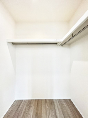 ���̑��@�����`Walk-in Closet�`�@�K�v�Ȃ��̂�R�[�f�B�l�[�g���ꗗ���Ċm�F�ł��A�g�x�x�⏀�����Z���ԂōςރE�H�[�N�C���N���[�[�b�g��ݒu���܂����B�Ƃ̒�����������Ƃ�����֗��Ȏ��[�X�y�[�X�ł��B
