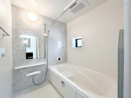 �����@������A�������`Bath Room�`�@���t���̃o�X���[���́A�̌������薾�邭�C�����̗ǂ���Ԃł��B�������邱�ƂŁA���C�����ǍD�B������芰����o�X���[���ŁA�����̃o�X�^�C�����y���݂ɂȂ肻���ł��B