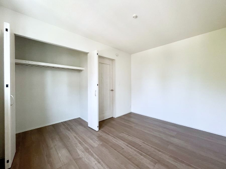 �Q���@������A�������`Bed Room�`�@�}���V�����ƈႢ�������������̂��ˌ��Ẵ����b�g�ł��B���Ƒ������������ƂŎ苷�Ɋ����Ă����Z�܂����ˌ��Ăł͊e�����v���C�o�V�[��ۂ��Ƃ��ł��܂��B