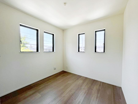 �q�������@������A�������`Bed Room�`�@�q�������͂��q�l�ɂƂ��đ�Ϗd�Ȗ���������܂��B�q����l�ŉ߂�����Ԃ�^���邱�ƂŁA�h���׋����Ԃ����R�Ƒ����܂����畔���̕Еt����|���Ȃǂ��������ƂɌq����܂��B