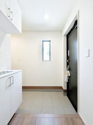 ���ց@������A�������`Entrance�`�@�Ƃ̒��ł��q�l���}����ŏ��̏ꏊ�ł��錺�ւ́A�Ƃ̈�ۂ��̂��̂ł��I�L�x�Ȍ��֎��[�ŁA����Y��ɕۂ��Ƃ��o���܂��􌺊ւɂ͂����Ղ���[�̉��ʔ��������I
