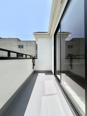 �o���R�j�[�@������A�������`Balcony�`�@������̃o���R�j�[�̑O�ɂ͉_�ȊO�ɑ��z���Ղ���̂�����܂���B�����󕨂������₷���A����薾�邭�C�����̂������������Ă��܂��B�g���₷���J���I�ȃo���R�j�[�ł���