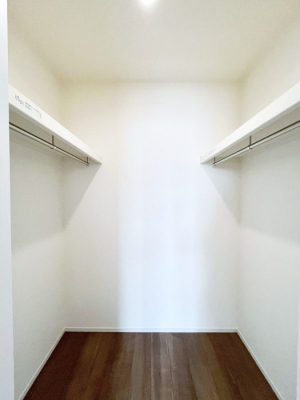 ���̑��@������A�������`Walk-in Closet�`�@��������̗m���������Ă��V���ɂȂ�ɂ����E�H�[�N�C���N���[�[�b�g�B�m���ȊO�ɂ��A���i�g��Ȃ��Ɠd��X�[�c�P�[�X�A�X�g�b�N�i�Ȃǉ��ł��Еt����������Ԃł��B