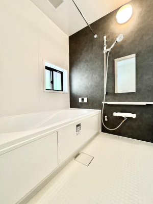 �����@�����`Bath Room�`�@�������������͋C�̗����Ŗ����Ɍ����ă��t���b�V���B���������@�\���t���Ă���̂ŗׂ̐���@�u����Ő􂢏オ�������󕨂��A�J�̓����V�C���C�ɂ������������邱�Ƃ��\�ł��B
