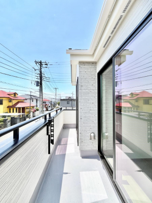 �o���R�j�[�@�����`Balcony�`�@������̃o���R�j�[�̑O�ɂ͉_�ȊO�ɑ��z���Ղ���̂�����܂���B�����󕨂������₷���A����薾�邭�C�����̂������������Ă��܂��B�g���₷���J���I�ȃo���R�j�[�ł���