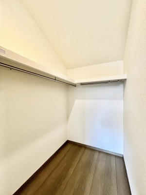 ���̑��@�����`Walk-in Closet�`�@�K�v�Ȃ��̂�R�[�f�B�l�[�g���ꗗ���Ċm�F�ł��A�g�x�x�⏀�����Z���ԂōςރE�H�[�N�C���N���[�[�b�g��ݒu���܂����B�Ƃ̒�����������Ƃ�����֗��Ȏ��[�X�y�[�X�ł��B