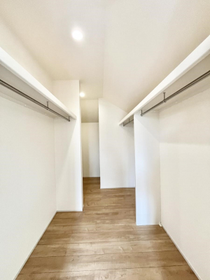 ���̑����ρ@�����`Walk-in Closet�`�@�K�v�Ȃ��̂�R�[�f�B�l�[�g���ꗗ���Ċm�F�ł��A�g�x�x�⏀�����Z���ԂōςރE�H�[�N�C���N���[�[�b�g��ݒu���܂����B�Ƃ̒�����������Ƃ�����֗��Ȏ��[�X�y�[�X�ł��B