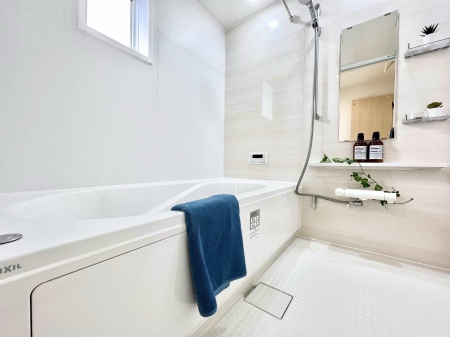 �����@�������P�������`Bath Room�`�@����L�΂��ē������邱�Ƃ��\�I����̔�������M�d�ȃo�X�^�C���ł��B���q�l�Ƃ��ꏏ�ł��\���ȍL���Ȃ̂ŁA���r���O�Ƃ͈�����Ƒ��c�R�̂ЂƎ������y���݂��������܂��B