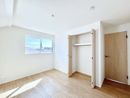 �Q���@�������P�������`Bed Room�`  �S�����ɂ͎��[�N���[�[�b�g�������I���i�g���̂��m���⏬���͂������A�G�ߕ��̂��m���Ȃǂ���������Ɛ������ڂ����܂������܂��B  ������Ԃ��L���g�p�ł��܂��ˁB