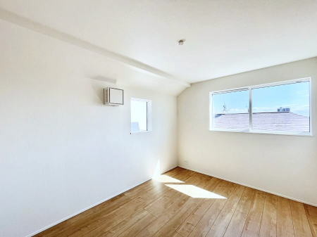 �q�������@�������P�������`Bed Room�`�@�q�������͂��q�l�ɂƂ��đ�Ϗd�Ȗ���������܂��B�q����l�ŉ߂�����Ԃ�^���邱�ƂŁA�h���׋����Ԃ����R�Ƒ����܂����畔���̕Еt����|���Ȃǂ��������ƂɌq����܂��B