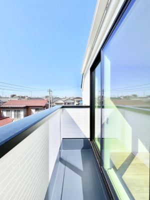 �o���R�j�[�@�������P�������`Balcony�`�@�傫�ȋ�Ɉ͂܂ꂽ�C�����̂����ƁB�o���R�j�[��`�������ň��|�I�ȊJ�����ɕ�܂�܂��B�o���R�j�[�͗z���������݂��z�c����󕨂��C�����悭�������Ƃ��ł��܂��B