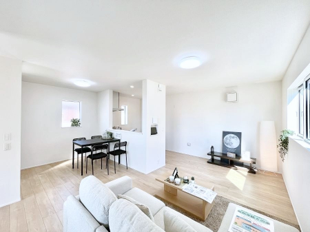 ���r���O�@�������P�������`Living�`�@�����ɂ݂͂�Ȃ��W���A�H���Ɗy������b���n�܂�B�b�ɖ����ɂȂ肷���āA��������Y��锼�߂��ɂȂ��Ă��܂��B����ȑ��̊Ԃ̍K�������������Ă����ꏊ�ł��肽���B