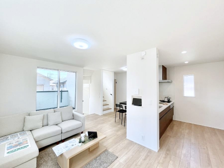 ���r���O�@�������P�������`Living�`�@��������̂����Q�K���r���O�̓v���C�x�[�g���������A���������ĕ�点�܂��B��Ƃ肠���炵�ƐS�n�悢�Z�����a���ґ�Ȏ��Ԃ����Ƒ��݂�Ȃł��߂����������B