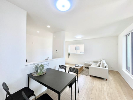 ���̑����ρ@�������P�������`Living�`�@�Ƒ��̐H����c���̂ق��A�q�ǂ���V�΂�����A�F�l���������肷��LDK�͏Z�܂��̒��S�B�����ԉ߂����ꏊ������A���̋�Ԃ͏Z�܂��S�̂̋��S�n�����E���܂��B