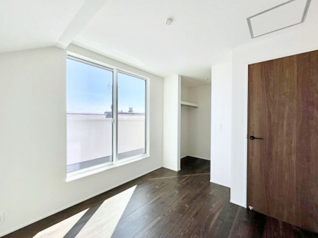 �Q���@�������Q�������`Bed Room�`  �S�����ɂ͎��[�N���[�[�b�g�������I���i�g���̂��m���⏬���͂������A�G�ߕ��̂��m���Ȃǂ���������Ɛ������ڂ����܂������܂��B  ������Ԃ��L���g�p�ł��܂��ˁB