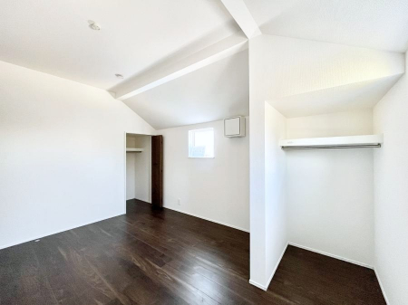 �q�������@�������Q�������`Bed Room�`�@�q�������͂��q�l�ɂƂ��đ�Ϗd�Ȗ���������܂��B�q����l�ŉ߂�����Ԃ�^���邱�ƂŁA�h���׋����Ԃ����R�Ƒ����܂����畔���̕Еt����|���Ȃǂ��������ƂɌq����܂��B